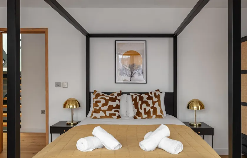 Modern 4-bd Fulham House by West Brompton Station - Image 1
