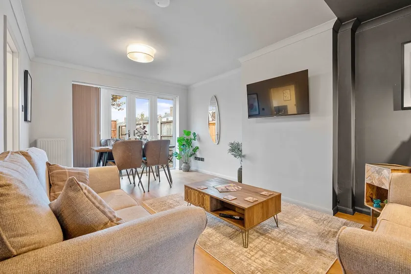 Cosy 3 Bed with Parking - Image 1