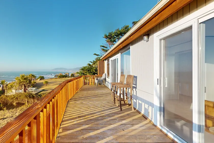 Oceanfront Pet Friendly Home with Hot Tub & Deck - Image 1