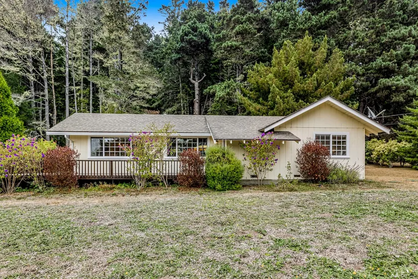 Sunny getaway with hot tub, yard & beach trail - Image 1