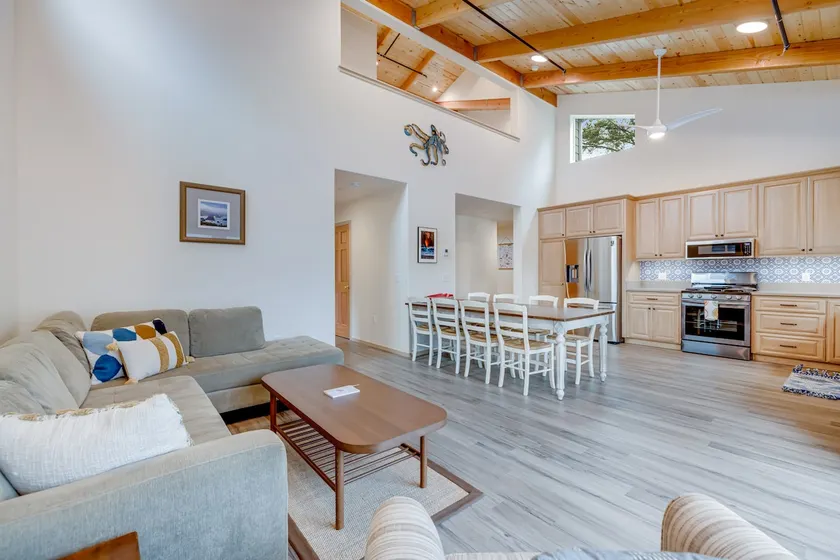 New Home- Minutes from Beach Foosball & Yard - Image 1
