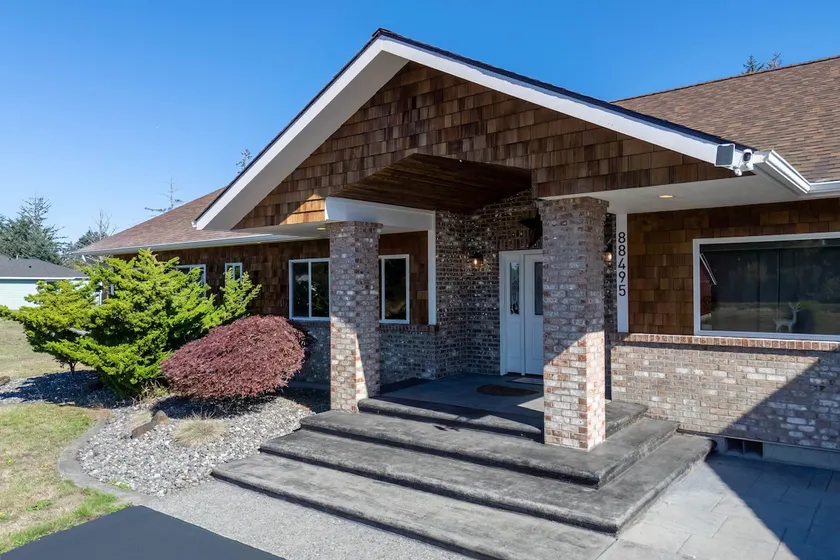 Serene Coastal Ambiance In Gearhart, Fenced Yard - Image 1