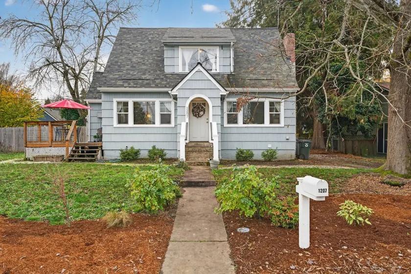 Warm and Inviting 3BR Craftsman with Big Kitchen - Image 1