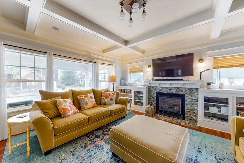 Beautiful Craftsman home with private hot tub and - Image 1
