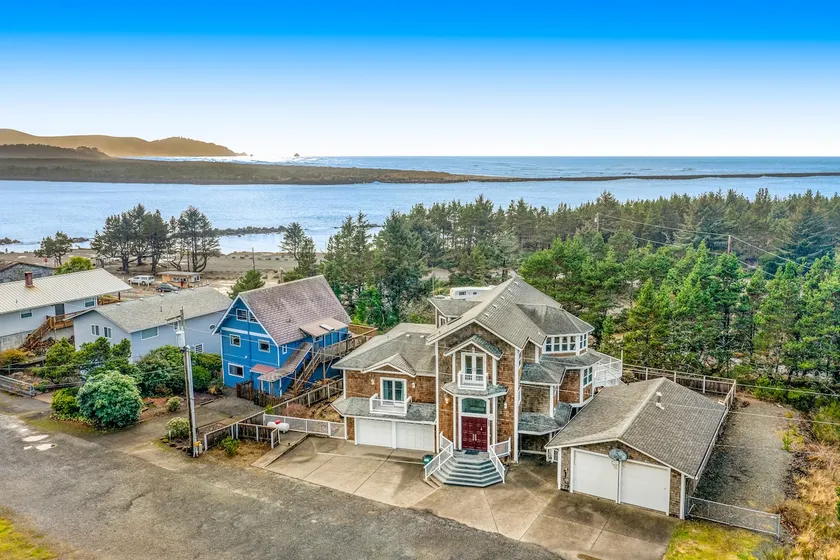 Coastal estate with private hot tub enclosed yard - Image 1