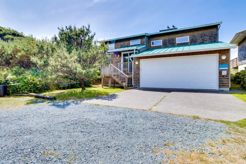 Oceanfront home w/ Pacific views & pool table - Image 1