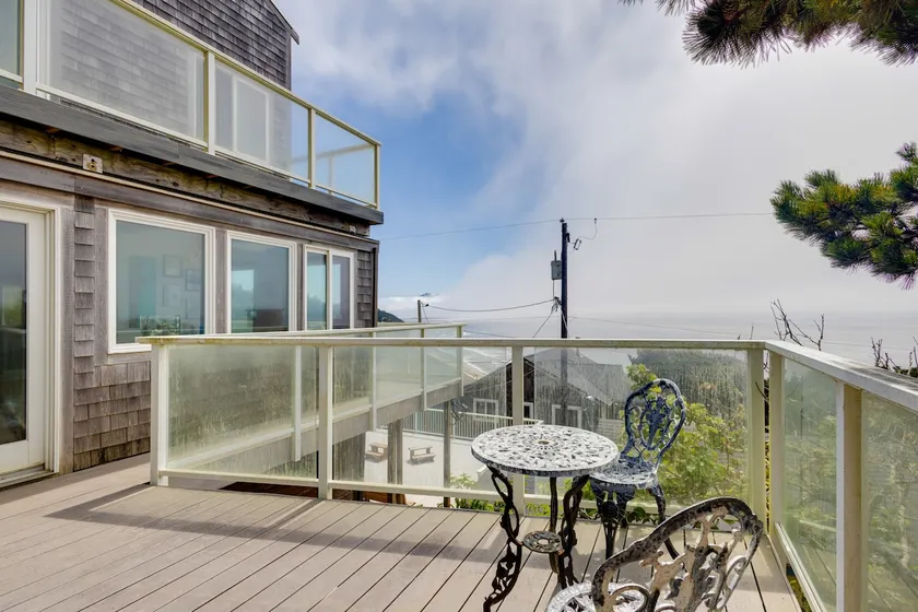 Spacious dog friendly home with ocean views sauna - Image 1