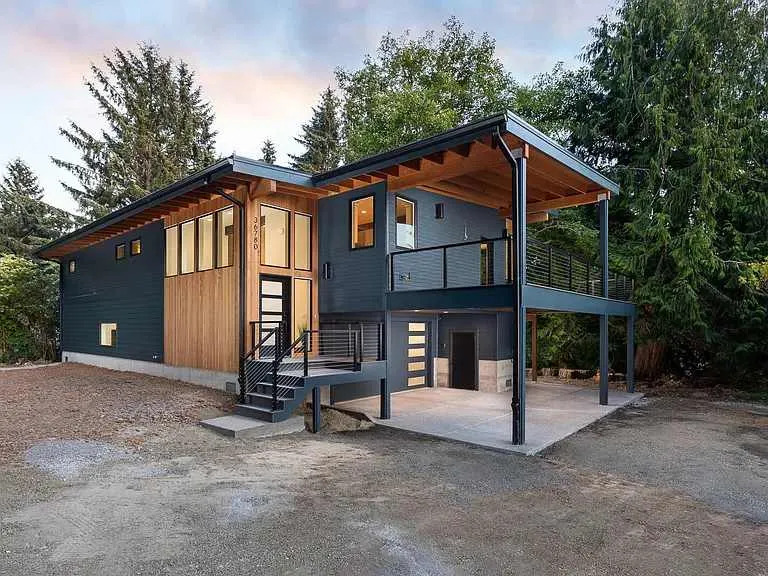 Modern Coastal Wellness Retreat with Hot Tub, Saun - Image 1