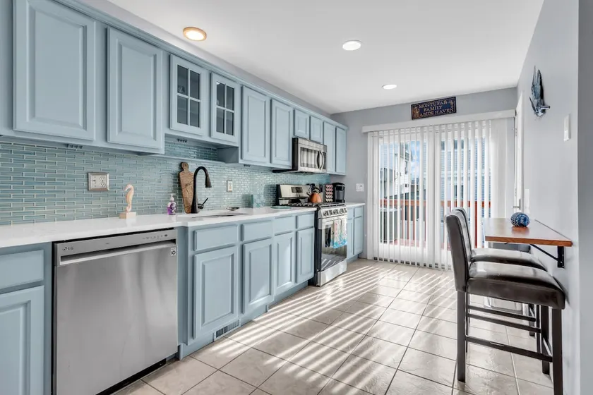3BR Beach Home & Deck Peloton Parking Beach Passes - Image 1