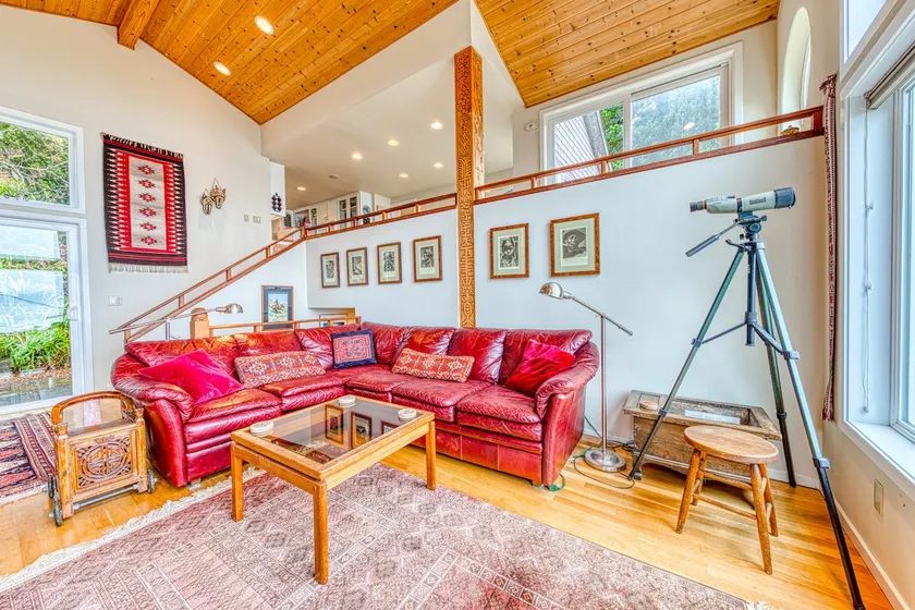 Hillside home w/ ocean view near beach - Image 1
