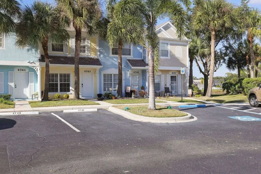 Peaceful Lakeside Stay with Private Screened - Image 1