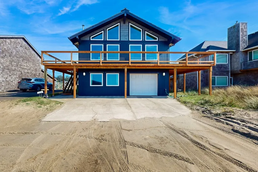 Designer home with stunning ocean and sunset views - Image 1