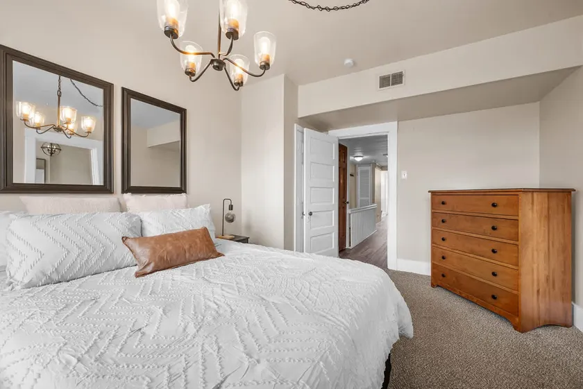 Bright 2-Bed Retreat in Millvale - Walk to River - Image 1