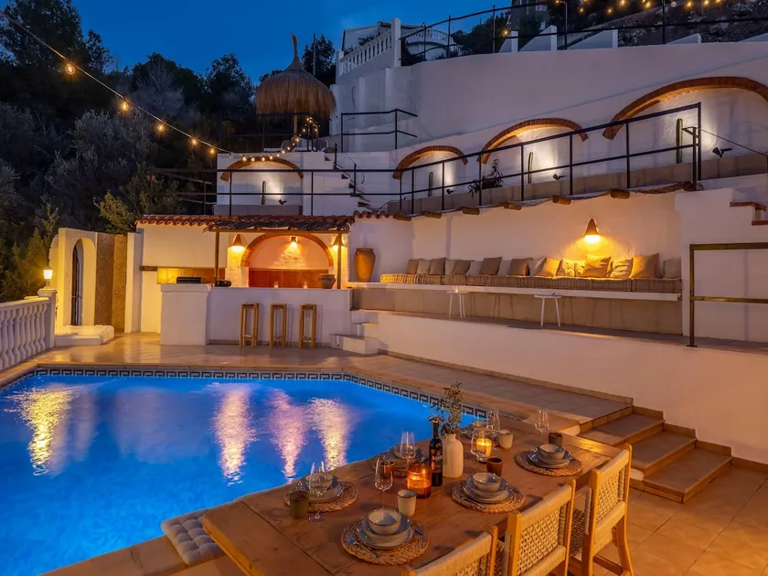 Beautiful villa with pool and stunning view - Image 1