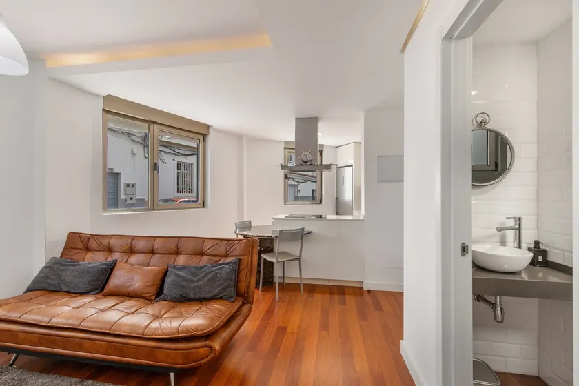 Appartement de vacances avec internet haut débit et terrasse | Vue ville | Parfait pour le travail à distance - Image 1