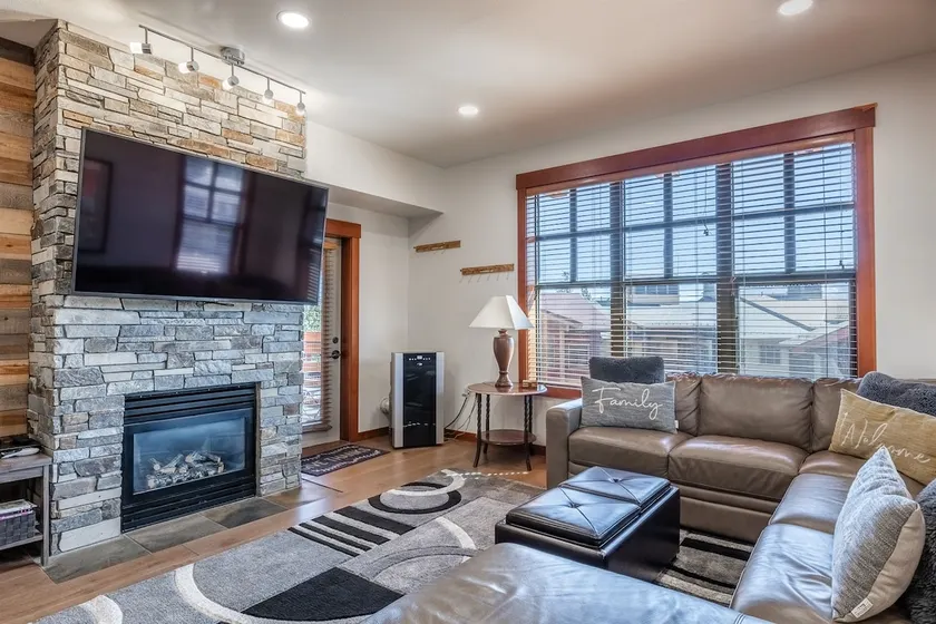 Top Floor Superbe 2BR / 2BA Unité dans le village avec une vue magnifique! Endroit calme. - Image 1