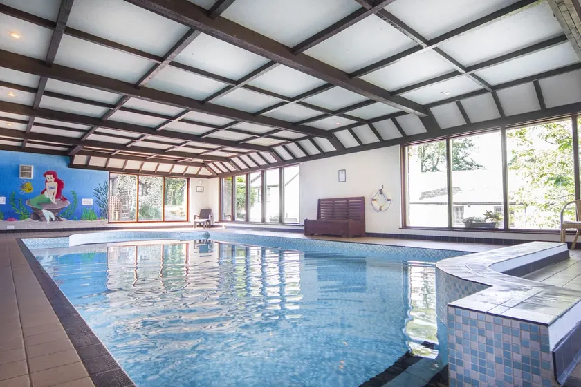 Spacious 3 bedroom country cottage, indoor pool & sauna, conservatory - Image 1
