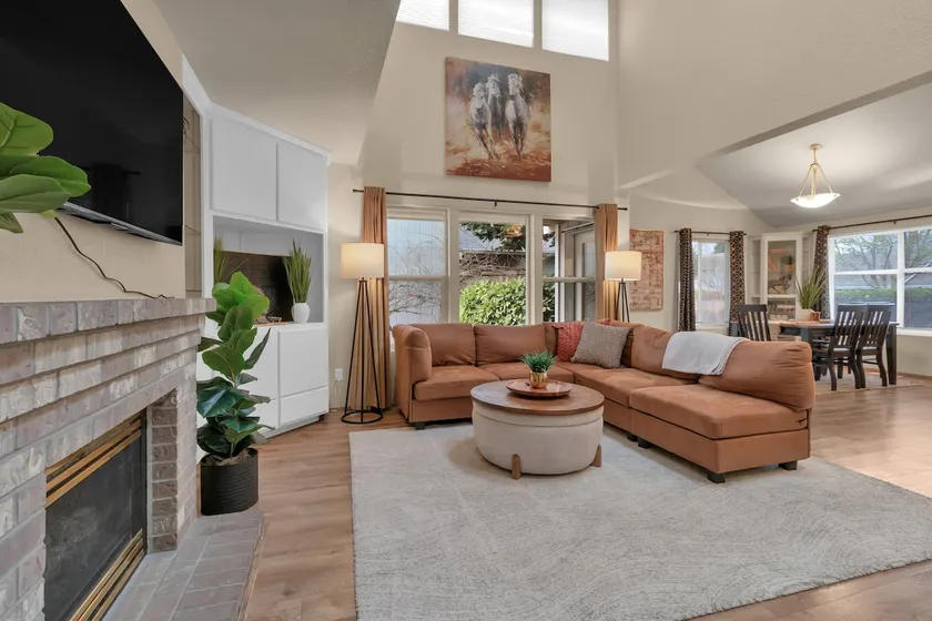 Pet-Friendly Trailside Modern Home - Image 1