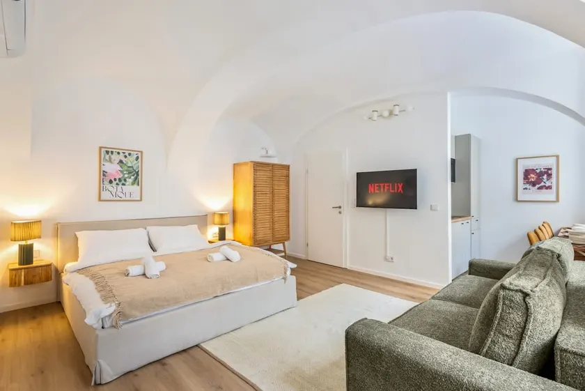 Stylish Apt Steps from Naschmarkt - Image 1