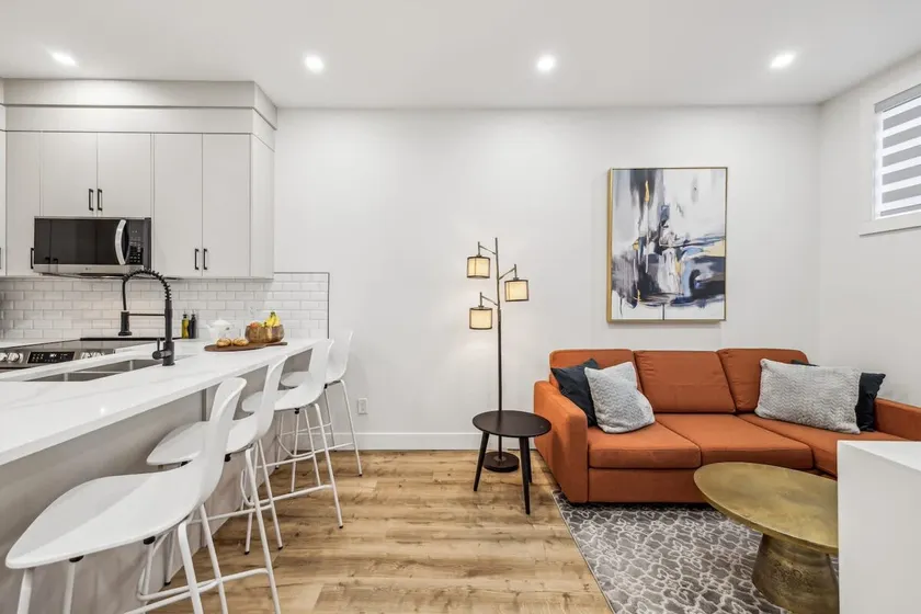 Luxury Lower Suite, 9 Ft Ceiling, Full Kitchen - Image 1