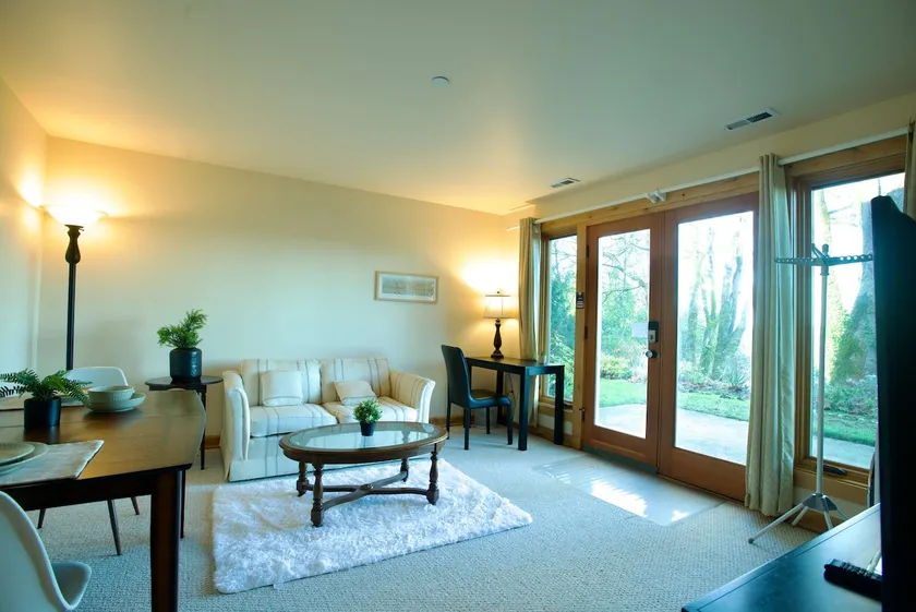 Serene King Suite Retreat on Quiet Mercer Island - Image 1