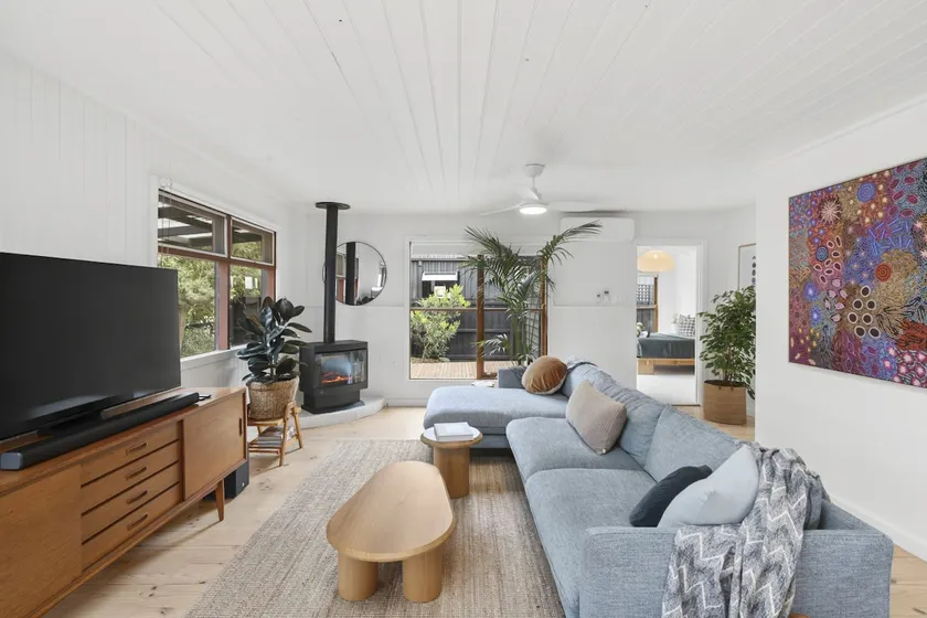 Swan Beach House for 7 Pet friendly Modern Aircon Walking distance to Beach and walking tracks - Image 1
