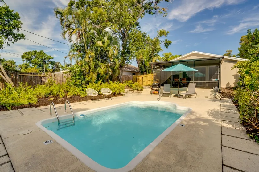 Walk to the Bay: Family-Friendly Oasis in Sarasota - Image 1