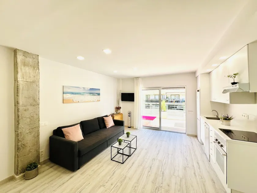 1BR Apartment with Pool & Balcony - Image 1