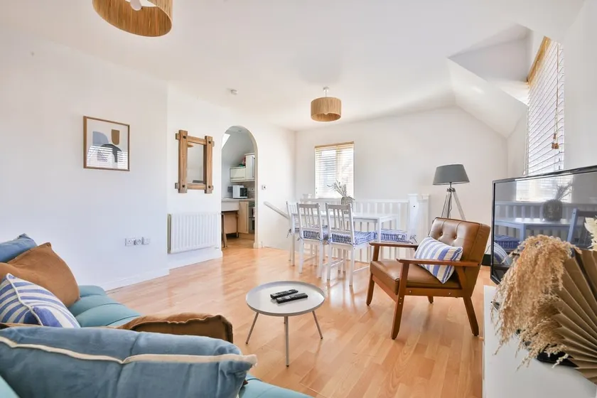 Beach Breeze – Family 2-Bed Home in Barry - Image 1