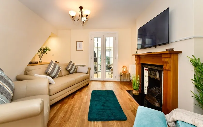 Castle Square Cottage - Beachside Retreat - Image 1