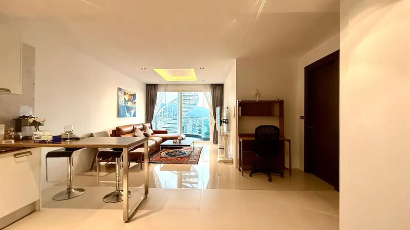 Emerald 702 - Triplex Penthouse With Stunning View - Image 1