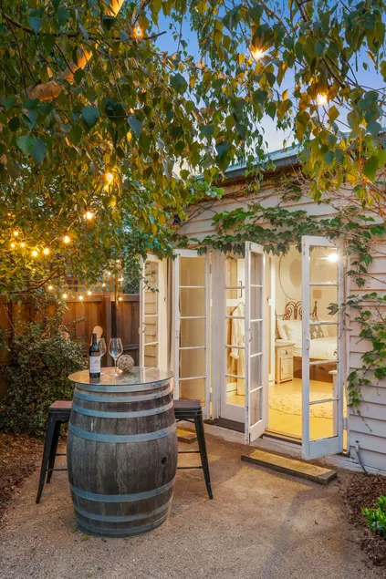 Converted studio w/ garden views - Image 1