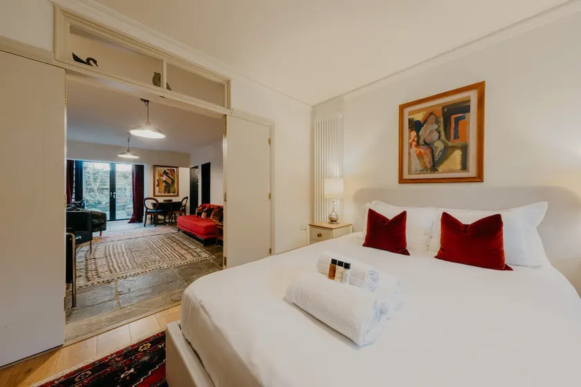 Samuels Den - Unique 1 Bed with Brunel Heritage - Image 1
