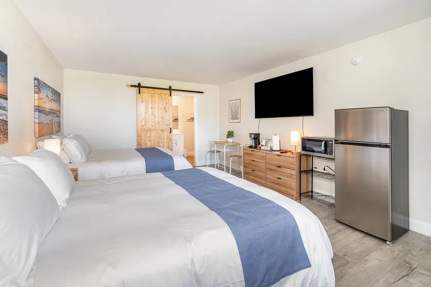 Cozy 2-Bed Studio with Pool & A/C - Image 1
