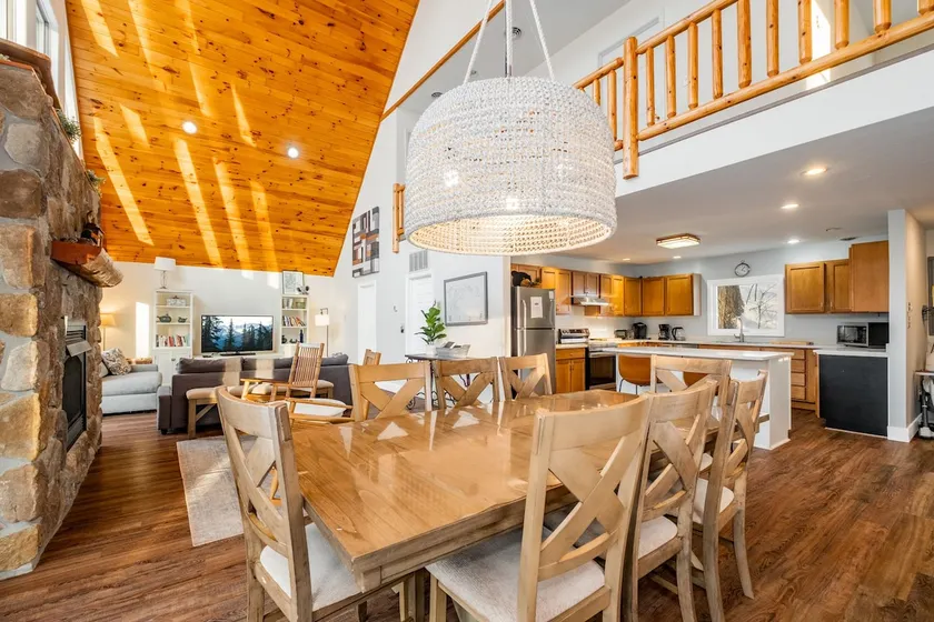 Pet Friendly,Lakefront,Hot Tub,Close to State Park - Image 1
