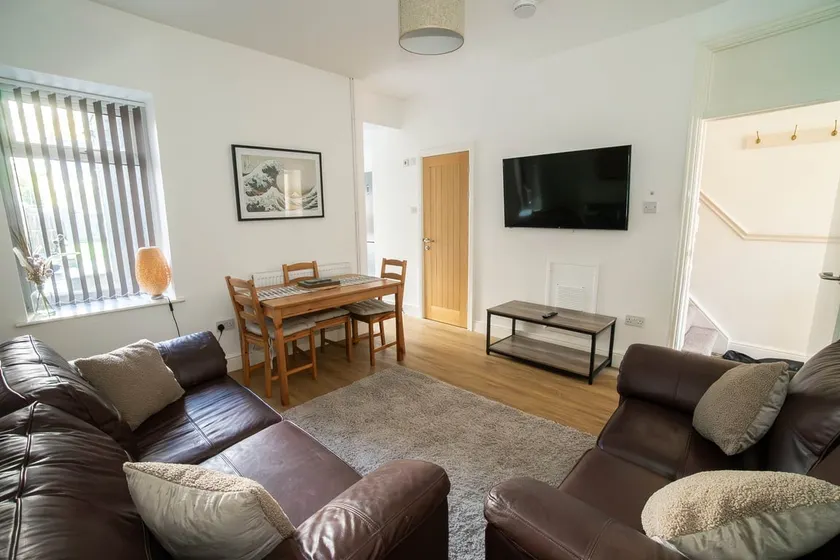 Ravenhill Four-Bedroom Home with Parking - Image 1