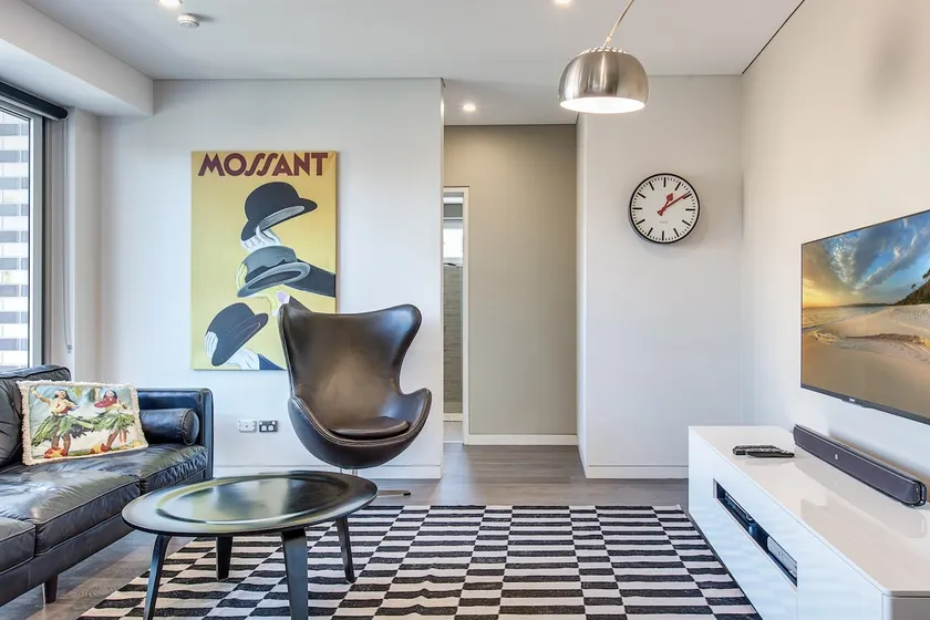 Professional living minutes from the city - Image 1