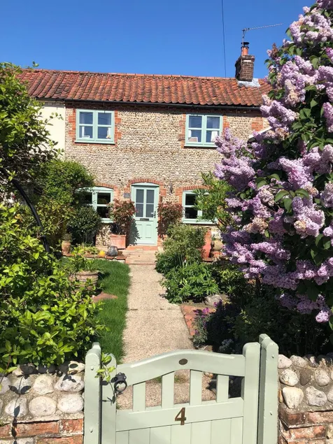 Vacker, fristående, traditionell Norfolk stuga i tyst by plats. - Image 1