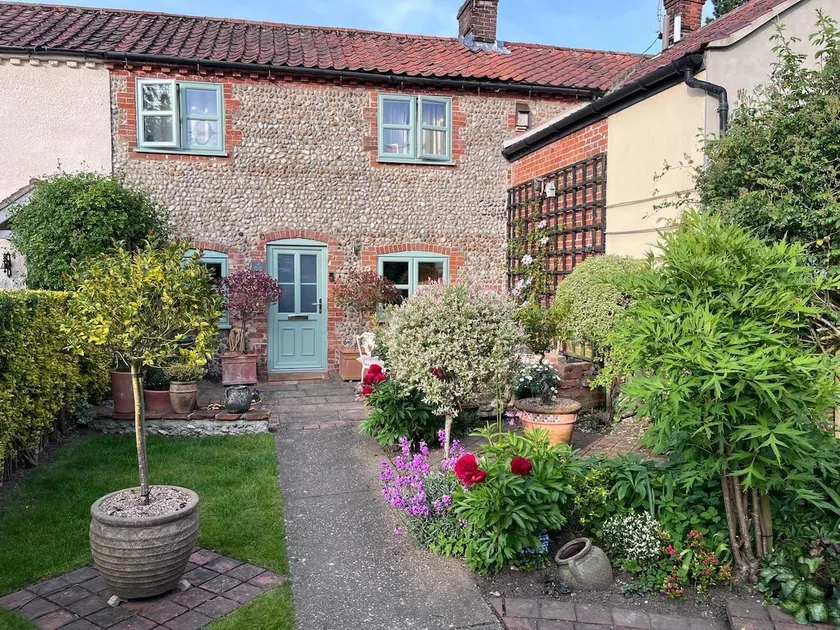 Smuk, fritliggende, traditionelt Norfolk sommerhus i rolig landsby beliggenhed. - Image 1