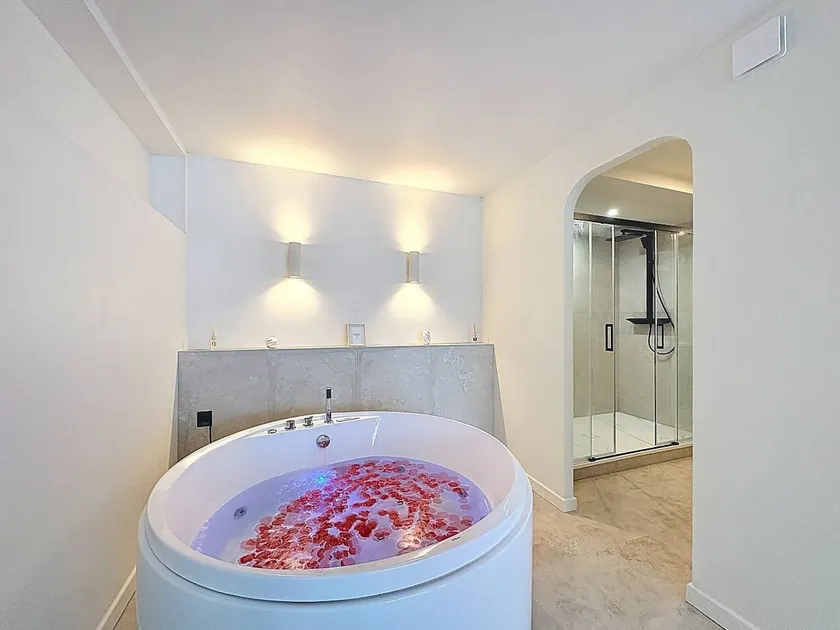 Gentle Getaway – Love Room with Whirlpool Bathtub - Image 1