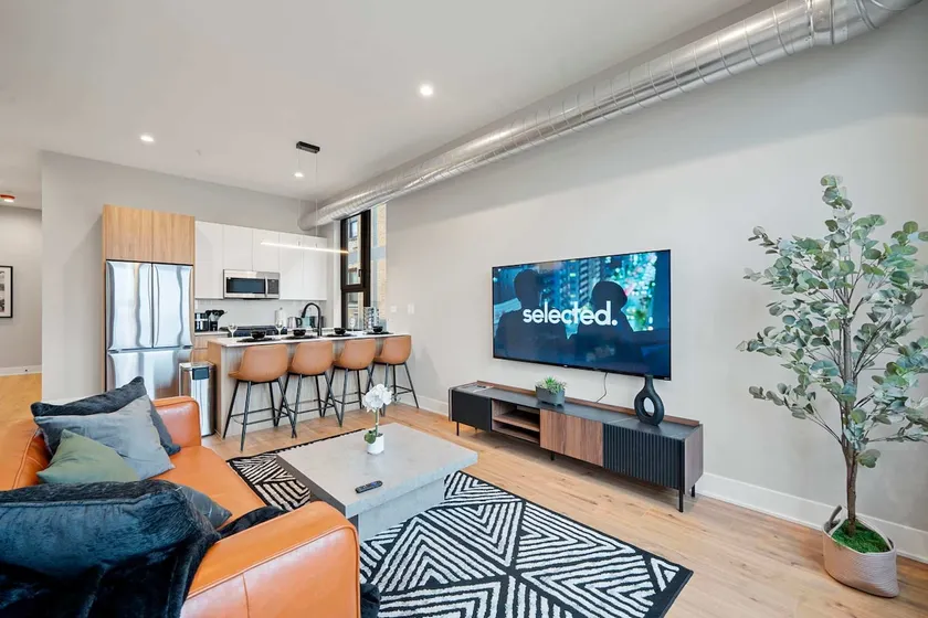Edgewater Gem by the Lake! 2BR with Parking & Gym - Image 1