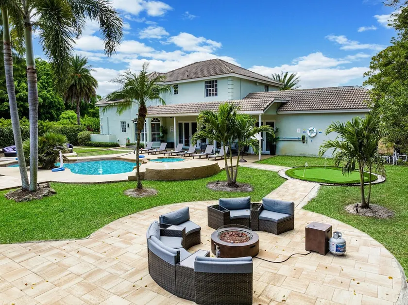 Family estate w/private pool & basketball court - Image 1
