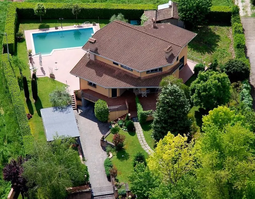Villa Boteroom Relay - Image 1