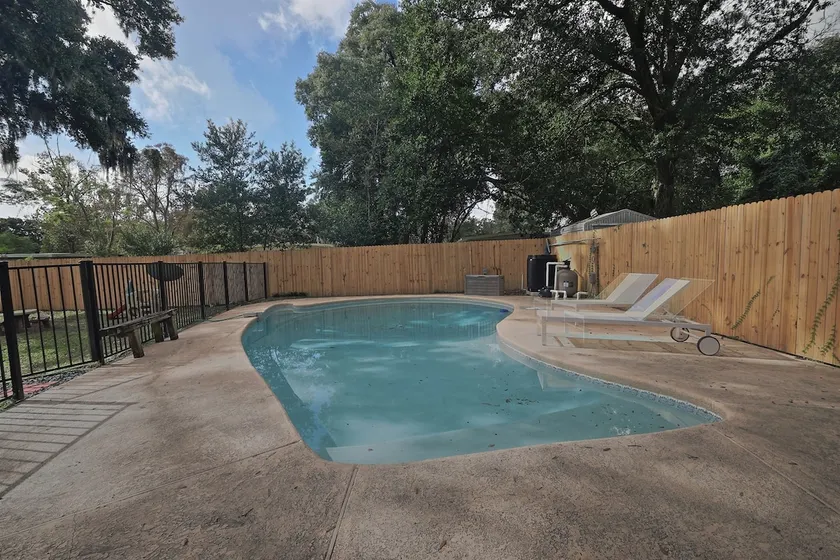 3 Bdrm 2 Bath Pool home close to everything - Image 1