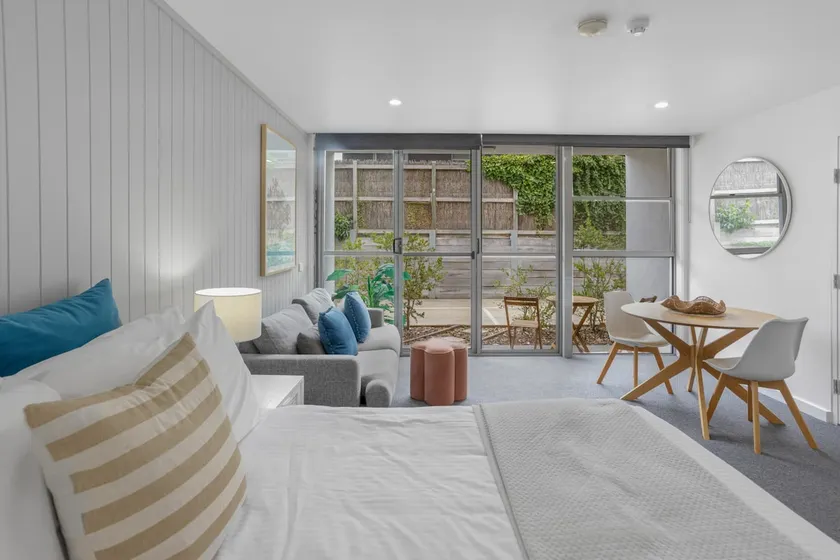 Bay View: Style - Image 1