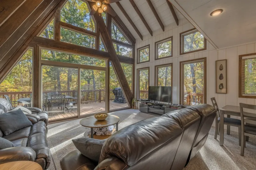 The Trailshead Chalet: hot tub, fire pit, playset - Image 1