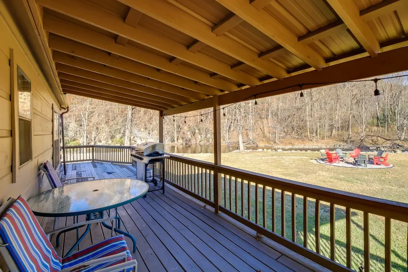 Hike the AT! Creekside Cabin in Trail Town USA - Image 1
