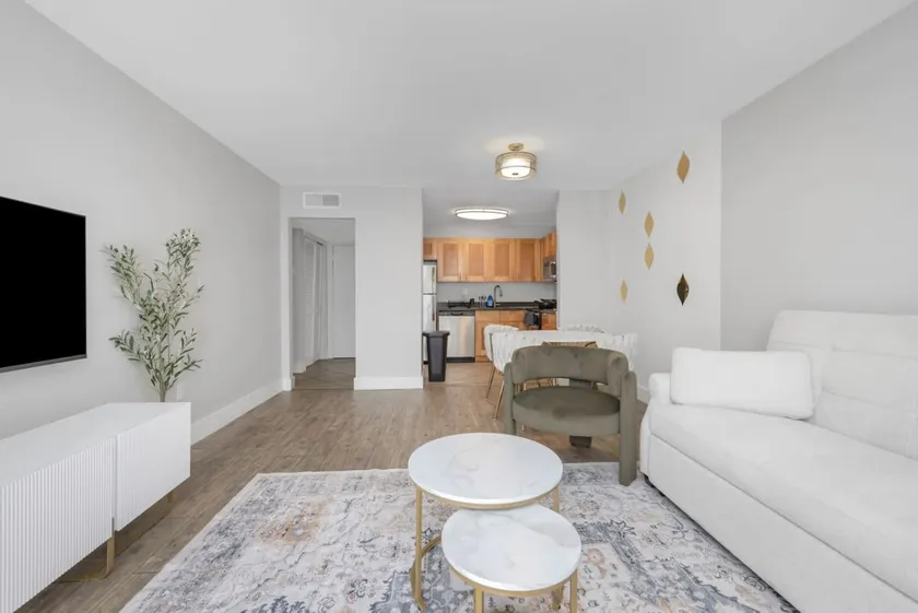 Centrally Located 1BD Apt in Tampa | Pool & Gym - Image 1