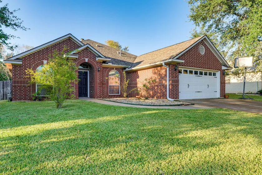 Gateway to Aggieland! College Station Family Home - Image 1