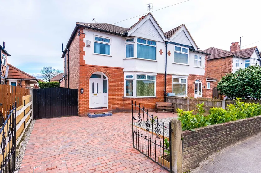 3 Bed Hale Home Free Parking - Image 1